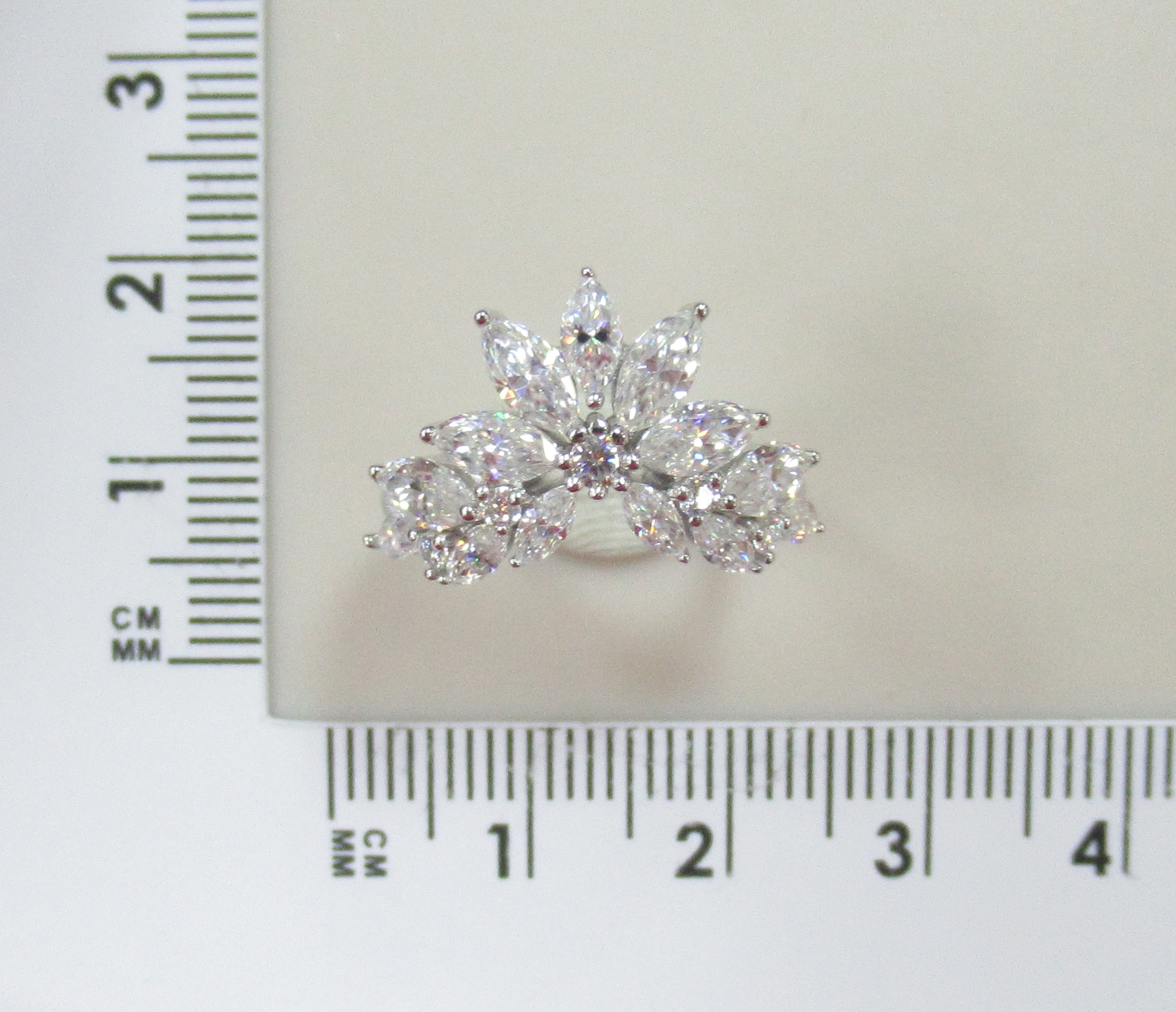 Серебряное кольцо с муассанитами